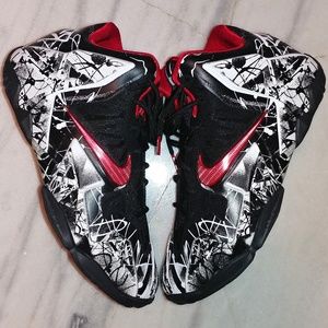 Lebron XI Graffiti - 6 Youth, Womens 7.5